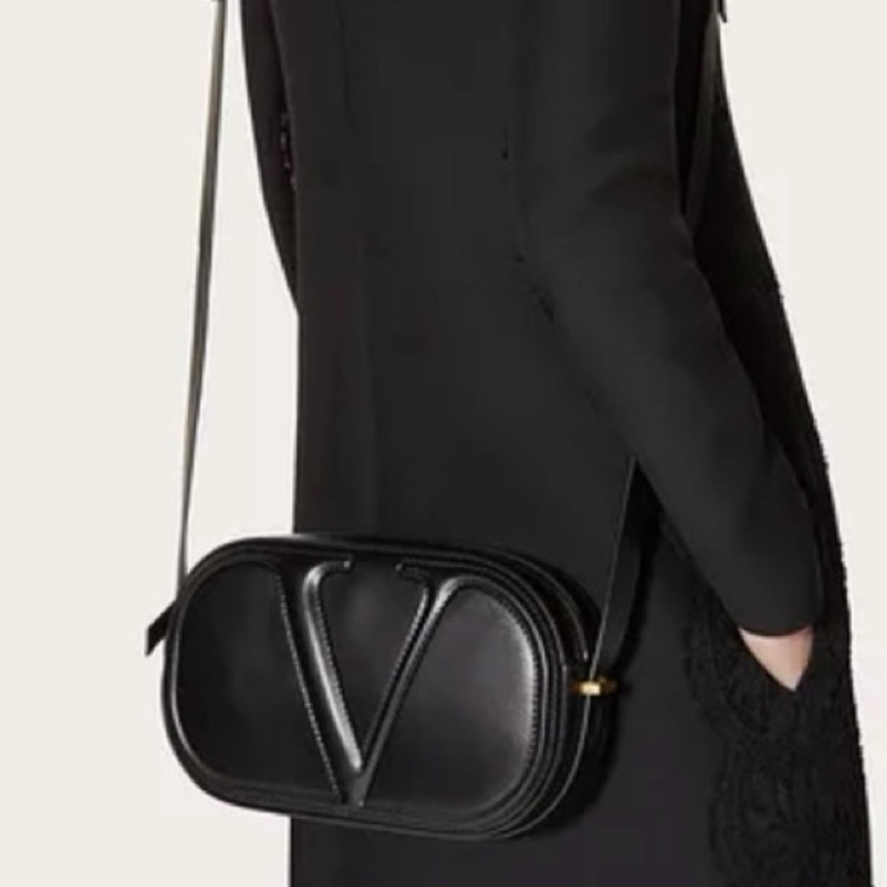 Valentino black v logo oval shape crossbody - Picture 9 of 9